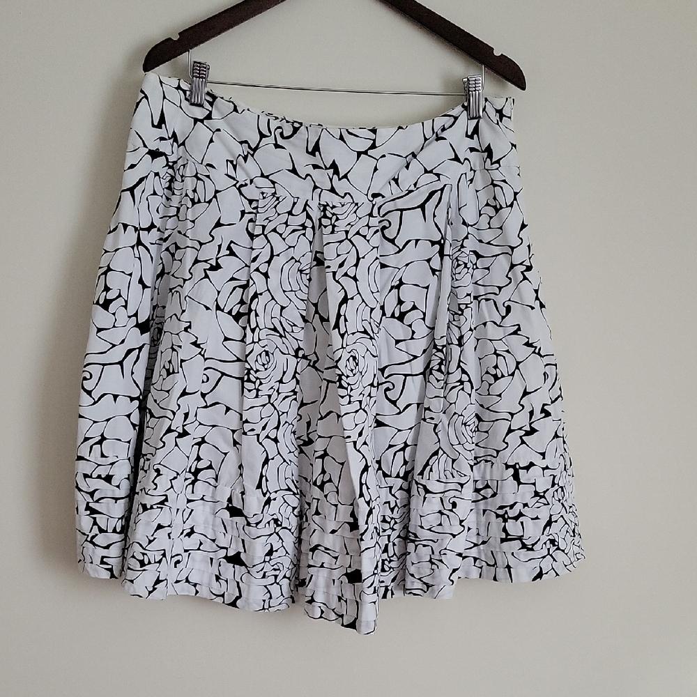 Pure by Alfred Sung Women's White and Black Floral A-Line Skirt- Size 16